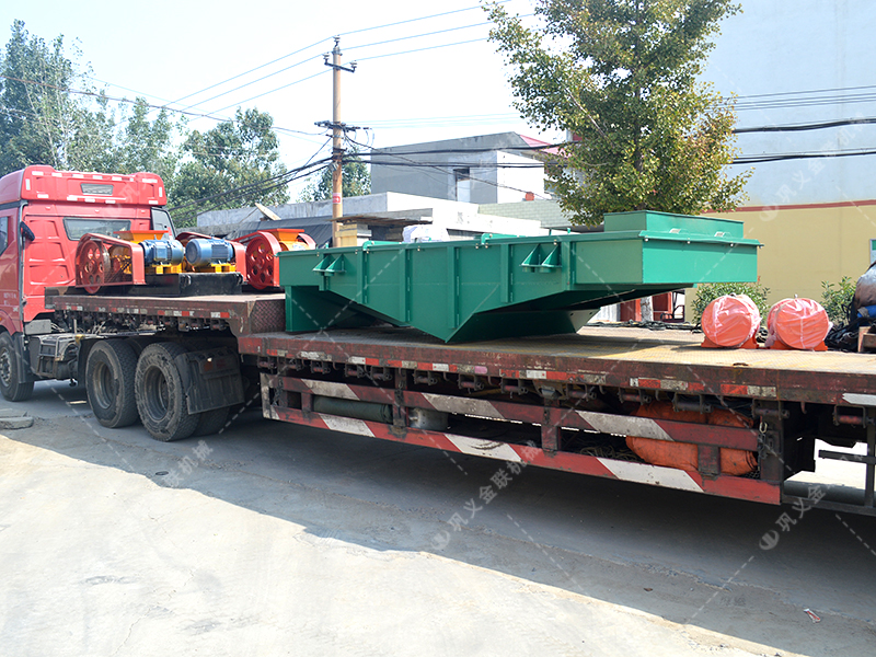 對輥破碎機(jī),直線振動(dòng)篩發(fā)貨圖片_發(fā)往廣東肇慶_處理干粉沙漿