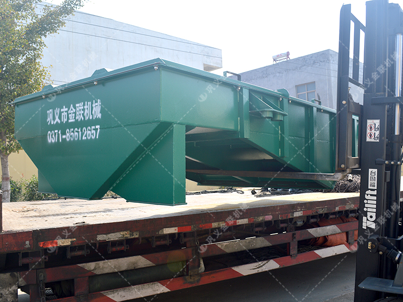 對輥破碎機(jī),直線振動(dòng)篩發(fā)貨圖片_發(fā)往廣東肇慶_處理干粉沙漿