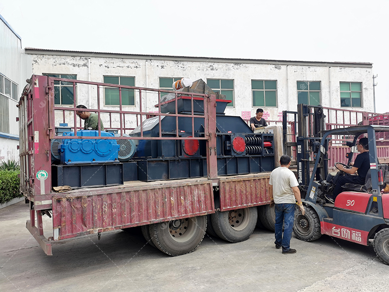 如何選擇青石制砂設備，時產50噸對輥制砂機多少錢一臺？